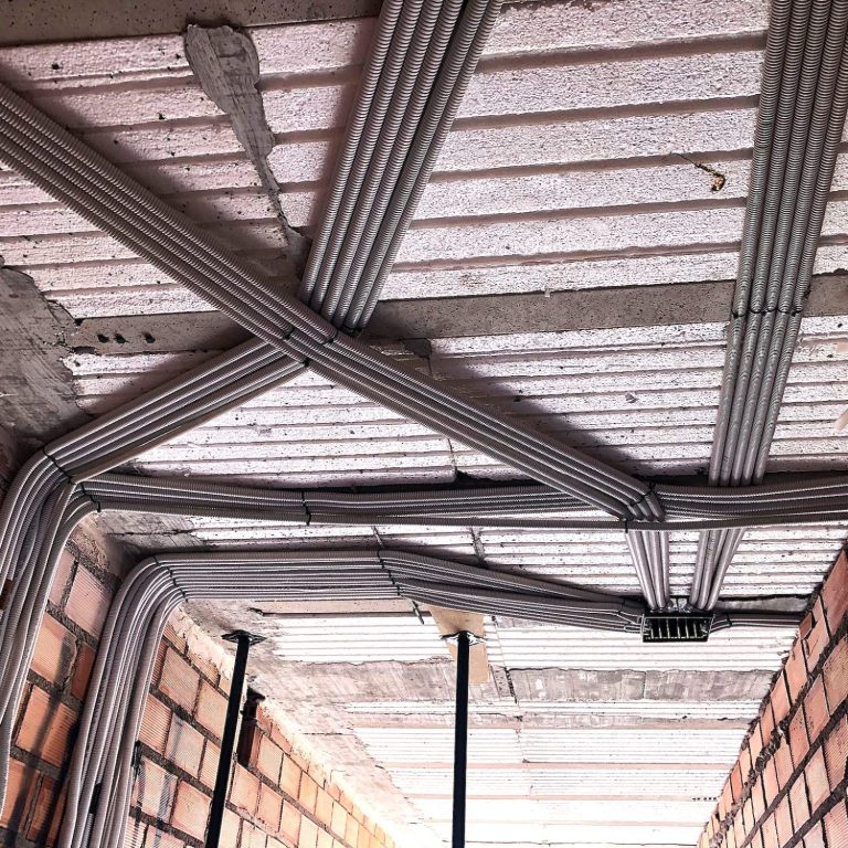 Reforma eléctrica en negocio Reforma eléctrica en negocio de pizzería con instalación de canalizaciones y conducciones en techo