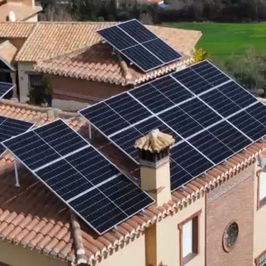 Instalación de paneles solares en vivienda Instalación de paneles solares fotovoltaicos en vivienda para autoconsumo en Granada y provincia