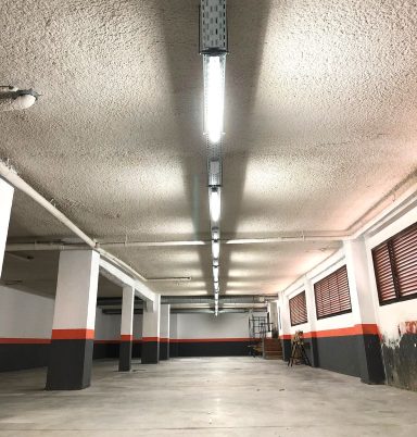 Plazas de garaje Instalación eléctrica en plazas de garaje con sensores de movimiento y alumbrado de emergencia en Granada y provincia.
