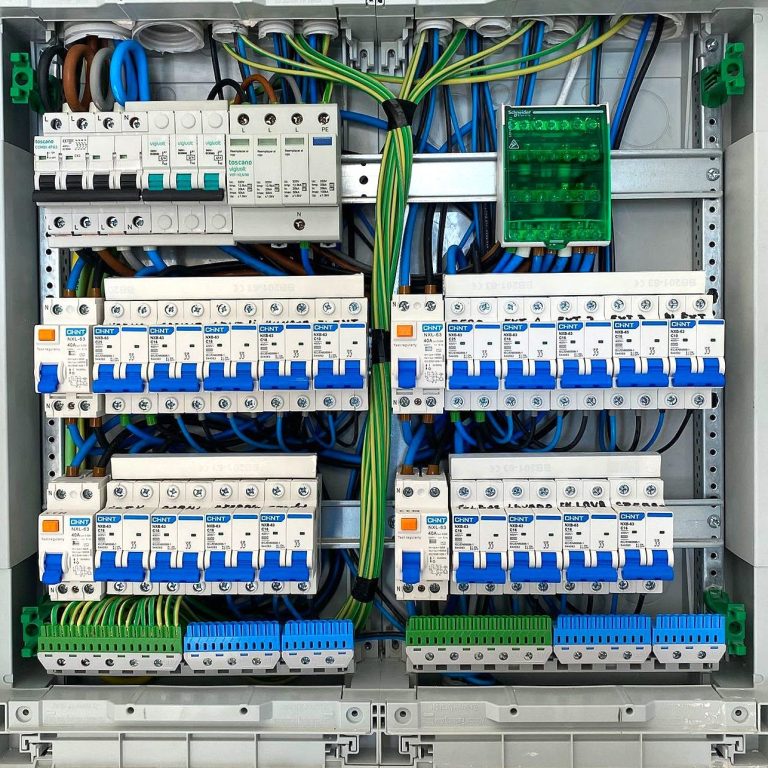 Cuadro eléctrico en vivienda de lujo Cuadro eléctrico de alta capacidad instalado en vivienda de lujo en Granada y provincia
