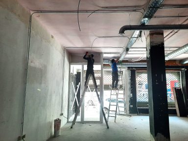 Estilo industrial Instalación eléctrica estilo industrial de superficie con elementos metálicos en negocio de Granada y provincia